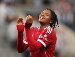 Konflik Slot dengan Petinggi Liverpool Soal Rio Ngomha